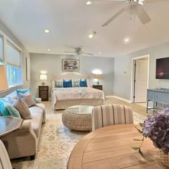 LakeFront | King Suite, Soakingtub, Near LightRail