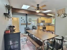 Sleeps 6 | King Suite, A/C, + Free Parking