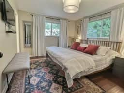Martha Lake Stay | A/C, King Suite + Free Parking.