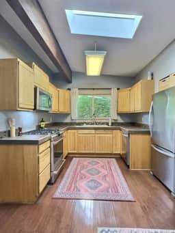 Martha Lake Stay | A/C, King Suite + Free Parking.