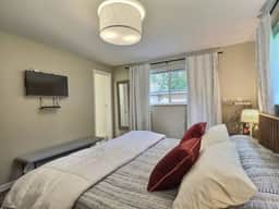 Sleeps 6 | King Suite, A/C, + Free Parking