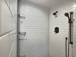 Sleeps 6 | King Suite, A/C, + Free Parking