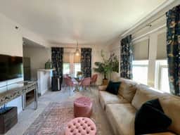 King Bed + Light Rail | Easy City Stay - Image 3