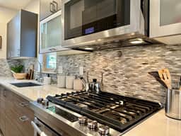 King Suite | Sleeps 6, A/C, Rooftop Osais, Views.