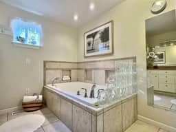 LakeFront | King Suite, Soakingtub, Near LightRail - Image 5
