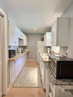 Lakefront Home, Near SeaTac with AC & Free Parking