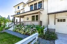 Sleeps 14 | Pets, A/C + UW & Stadium Light Rail