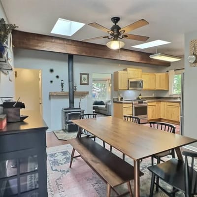 Martha Lake Stay | A/C, King Suite + Free Parking.