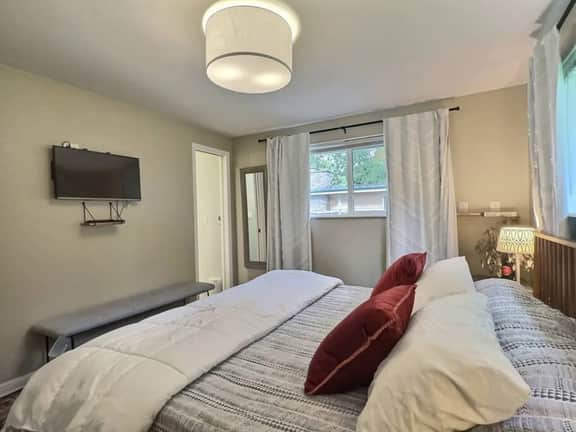 Sleeps 6 | King Suite, A/C, + Free Parking