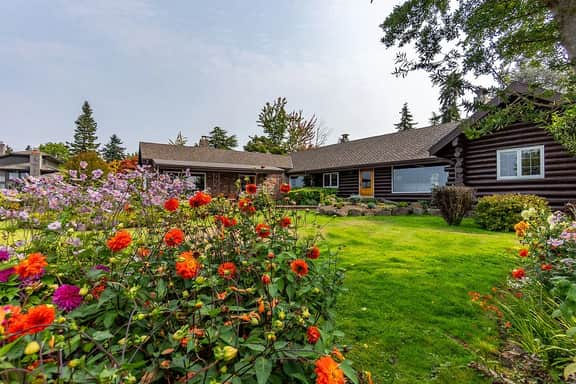 Storybook Waterfront View w/ AC, Firepit, King Bed