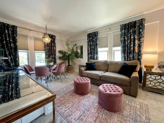 King Bed | Sleeps 4, A/C, LightRail + Free Parking