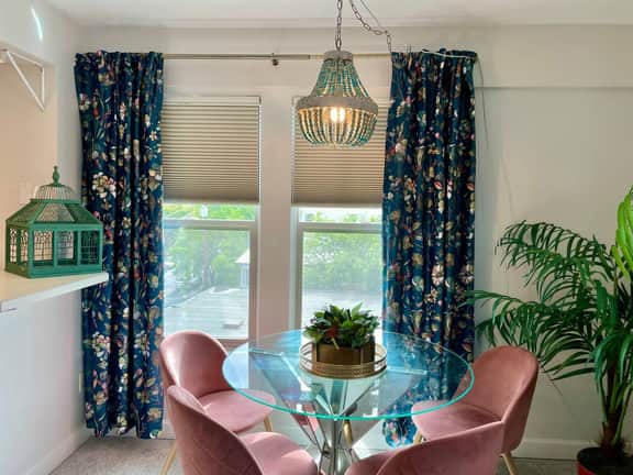 King Bed | Sleeps 4, A/C, LightRail + Free Parking