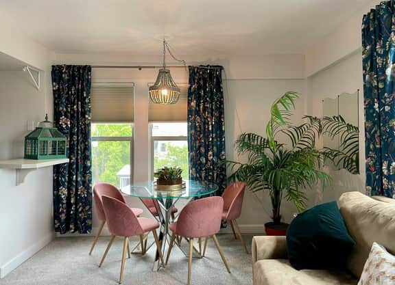 King Bed | Sleeps 4, A/C, LightRail + Free Parking