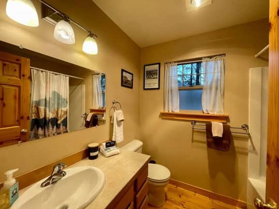 King Suite | Sleeps 8, BBQ + Hot Tub, Firepit - Image 4