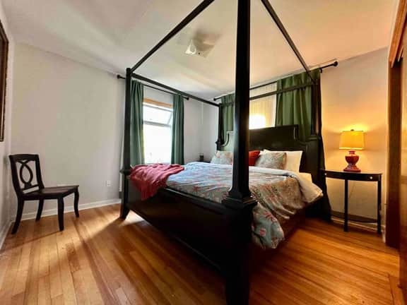 Sleeps 6 | King Bed, Pet-Friendy + AC, Parking