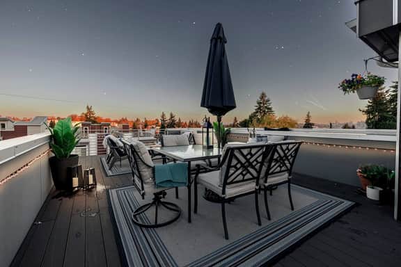 King Suite | Sleeps 6, A/C, Rooftop Osais, Views.