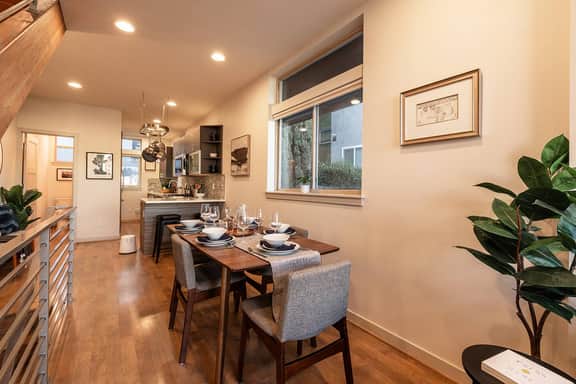 King Suite | Sleeps 6, A/C, Rooftop Osais, Views.