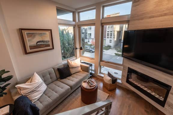 Rooftop King Suite | City Views + A/C - Image 2