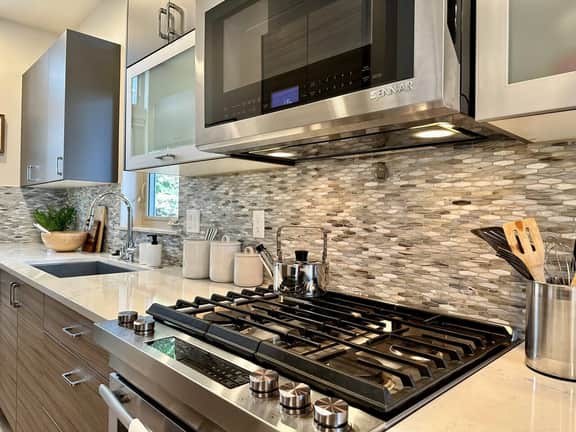 King Suite | Sleeps 6, A/C, Rooftop Osais, Views.