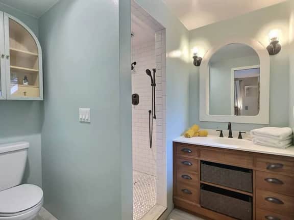 King Bed | Sleeps 6, A/C, + Parking, Pets