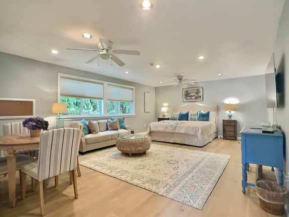 Secluded Lakefront | King Bed, AC & 5 Piece Bath |