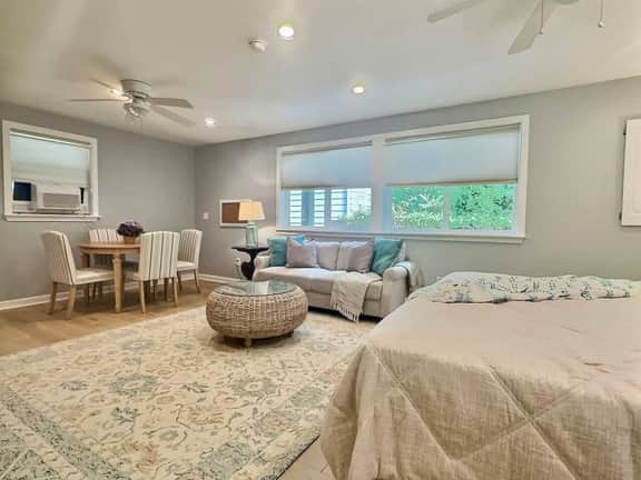 Serene lake front | Soaking Tub, A/C, Free Parking
