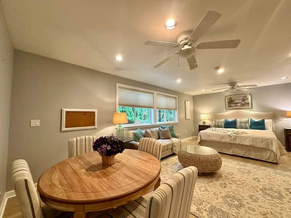Lakefront Home, Near SeaTac with AC & Free Parking