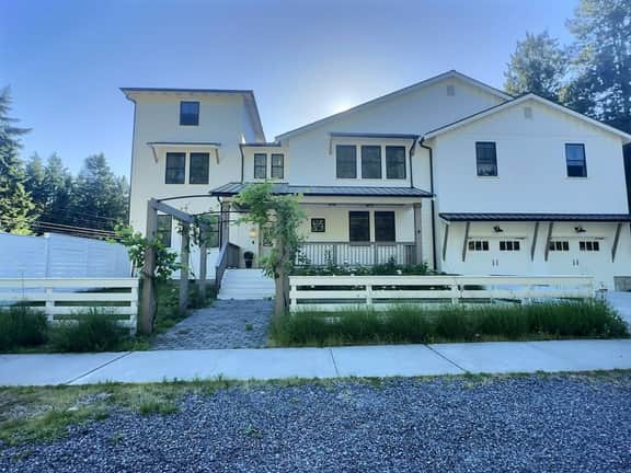 Sleeps 14 | Pets, A/C + UW & Stadium Light Rail