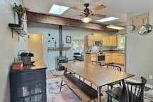 Martha Lake Stay | A/C, King Suite + Free Parking.