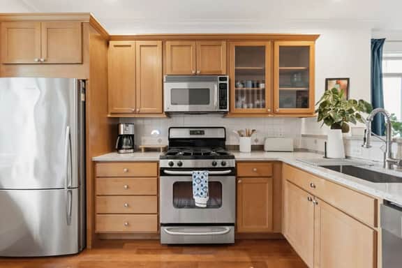 Pet-Friendly Stay | A/C, En Suites + Free Parking. - Image 3