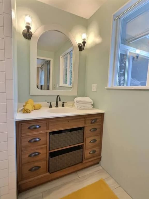 Sleeps 6 | King Suite, A/C, + Free Parking