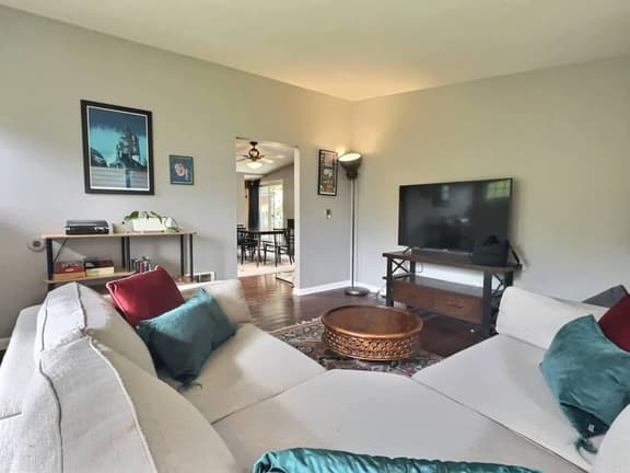 King Bed | Sleeps 6, A/C, + Parking, Pets