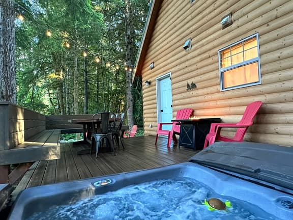 Sleeps 8 | king Bed, Hot Tub + BBQ, Group Friendly