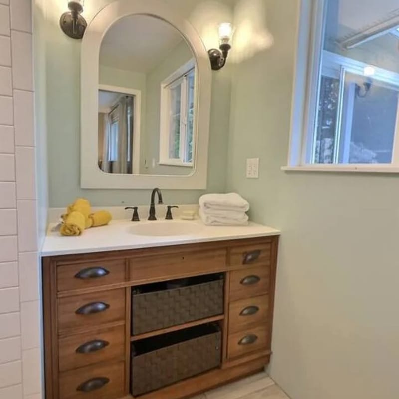 Sleeps 6 | King Suite, A/C, + Free Parking