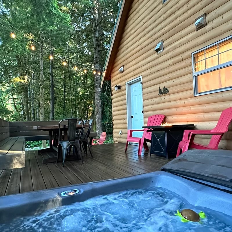 Sleeps 8 | king Bed, Hot Tub + BBQ, Group Friendly